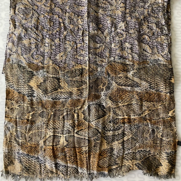 APT9 scarf animal print. - Picture 6 of 6